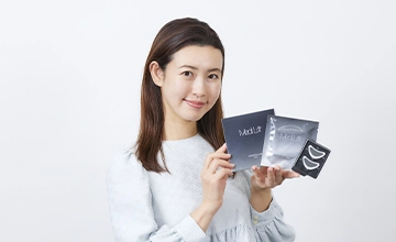 商品を手に笑顔の女性